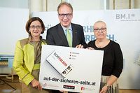 Im Bild v.l.n.r. Innenministerin Mag.a Johanna MIKL-LEITNER, Mag. pharm. Max WELLAN, Präsident der Österreichischen Apothekerkammer und Gesundheitsministerin Dr.in Sabine OBERHAUSER, MAS - Credit: Österreichische Apothekerkammer/APA-Fotoser