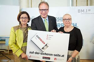 Im Bild v.l.n.r. Innenministerin Mag.a Johanna MIKL-LEITNER, Mag. pharm. Max WELLAN, Präsident der Österreichischen Apothekerkammer und Gesundheitsministerin Dr.in Sabine OBERHAUSER, MAS - Credit: Österreichische Apothekerkammer/APA-Fotoser