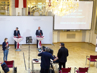 Foto der Pressekonferenz mit Personen