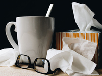 Teetasse, Brille und Taschentücher