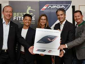 Verleihung Gütesiegel Best Fitness (Mag. Michael Cepic, Martin Wirth, Daniela Gmeinbauer, Mag. Kurt Hohensinner, Mag. Peter Kroath (v.l.n.r.))