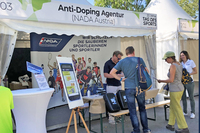 Foto mit Infostand und Personen am Tag des Sports